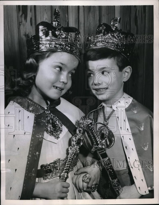 1956 Press Photo King and Queen of 53rd Annual American Toy Fair in N.Y. - Historic Images