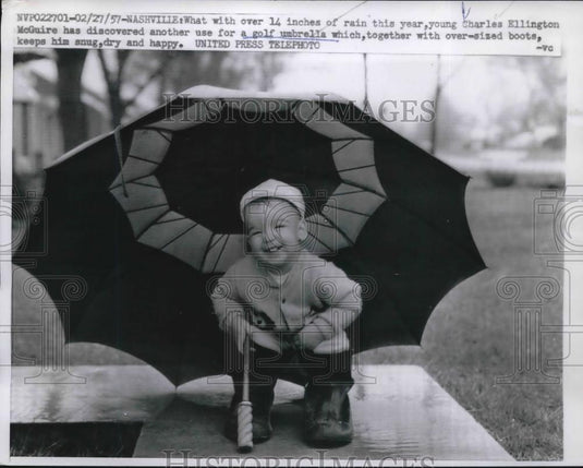 1957 Press Photo Nashville,TnChas E. McGuire under a golf umbrella in the rain - Historic Images