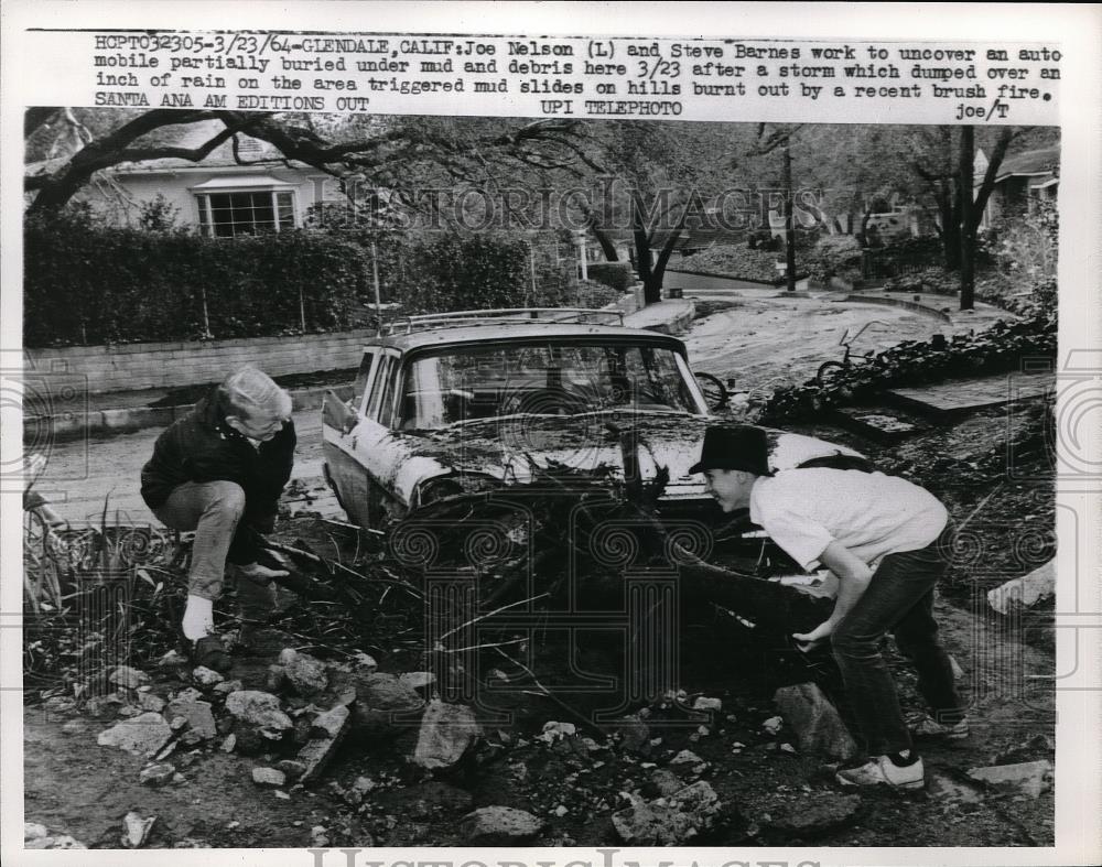 1964 Press Photo Joe Nelson and Steve Barnes Uncover Car from Mud in Glendale - Historic Images