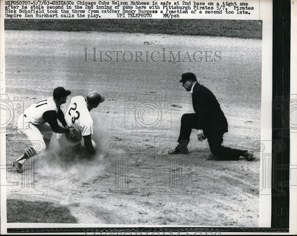 1963 Press Photo Cubs Nelson Mathews safe at 2nd vs Pirates Dick Schofield - Historic Images