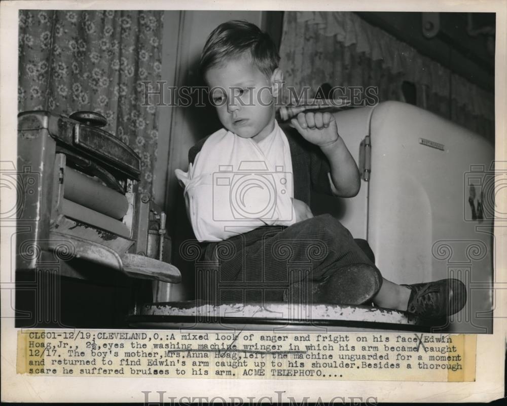 1948 Press Photo Edwin Hoag Jr. Eyes Washing Machine Wringer In Cleveland - Historic Images