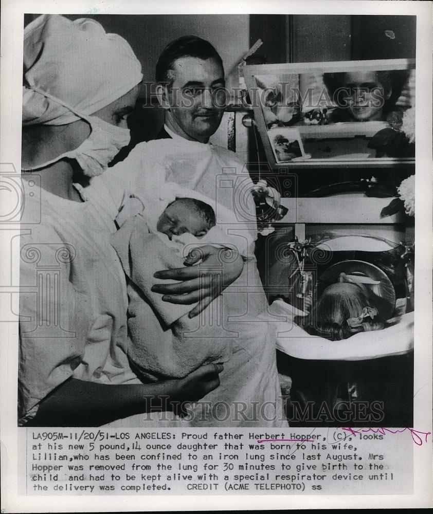 1951 Press Photo Herbert Hopper &amp; wife in iron lung &amp; their newborn daughter - Historic Images