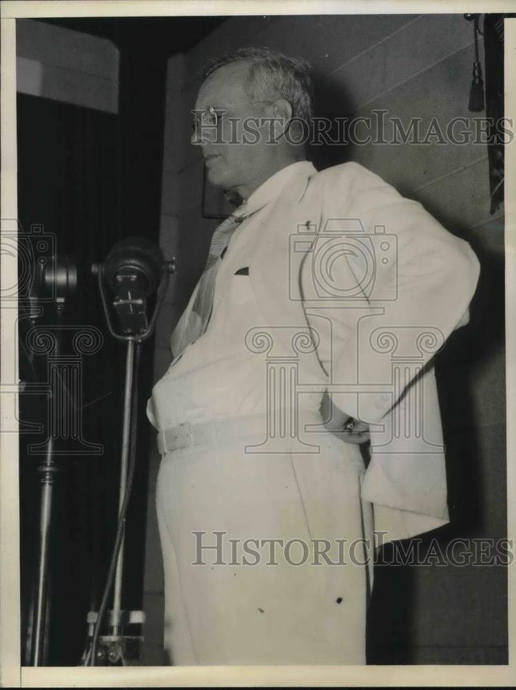 1936 Press Photo Gov.Alf M. Landon addresses at Kansas Radio Network from Topeka - Historic Images