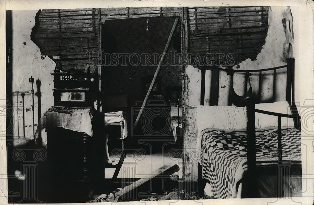 1932 Press Photo Native Home in Callao Roof Knocked In After Earthquake - Historic Images