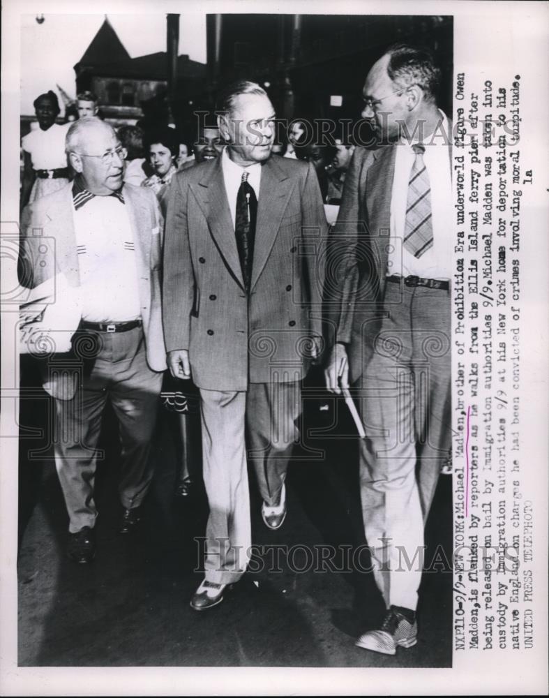 1953 Press Photo Michael Madlen,brother of Prohibition Era flanked by reporters. - Historic Images