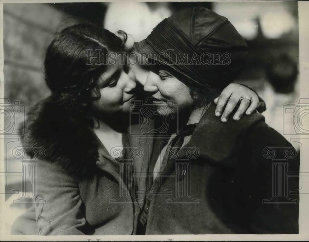 1929 Press Photo Mrs. Rosario Ortiz and her 10-year-old daughter, Consuella - Historic Images