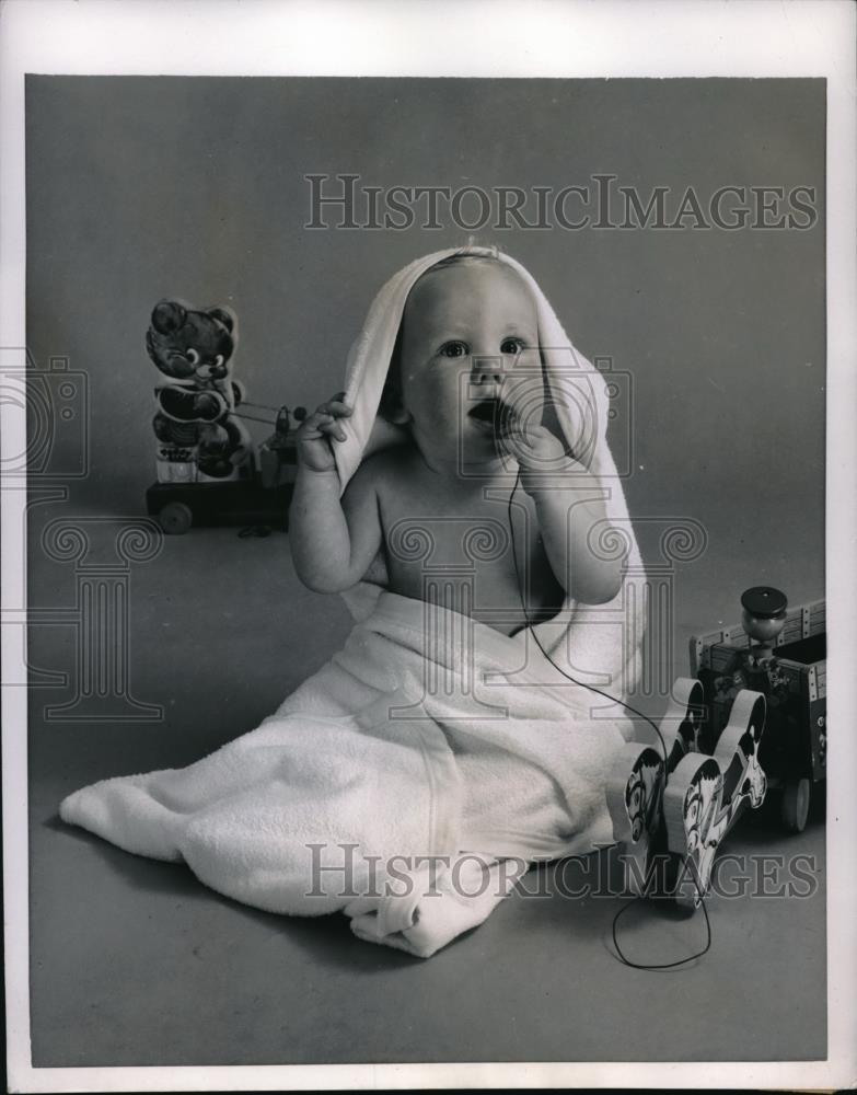 1954 Press Photo Baby dry off in style in a big hooded towel by Thomas - Historic Images