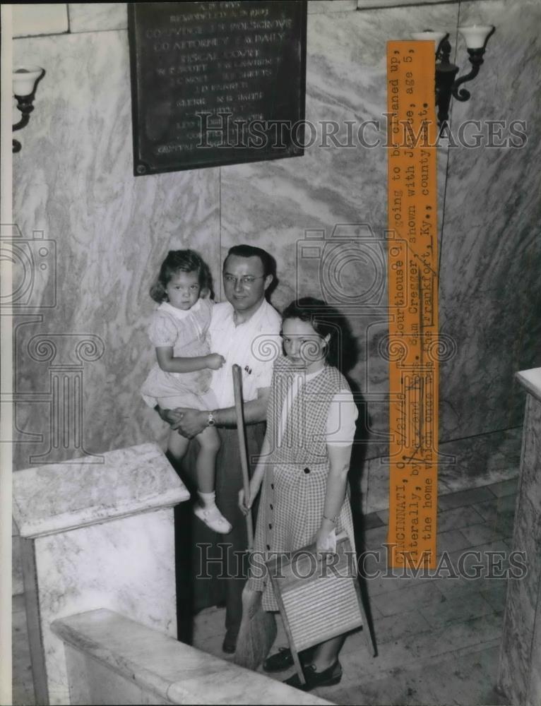 1946 Press Photo Mr &amp; Mrs Sam Cregger And Daughter Janice Prepare To Clean - Historic Images