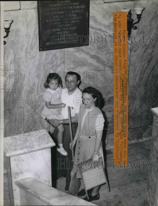 1946 Press Photo Mr & Mrs Sam Cregger And Daughter Janice Prepare To Clean - Historic Images