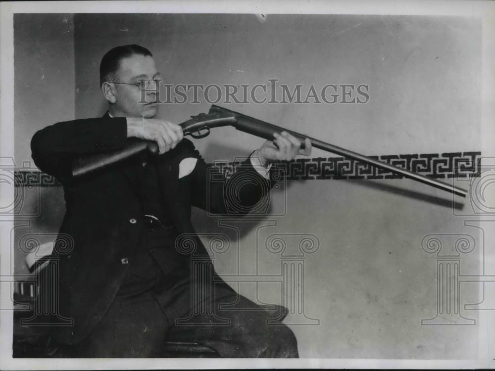 1934 Press Photo Detective John Ferns &amp; gun from Mahenoy City, Pa murder - Historic Images