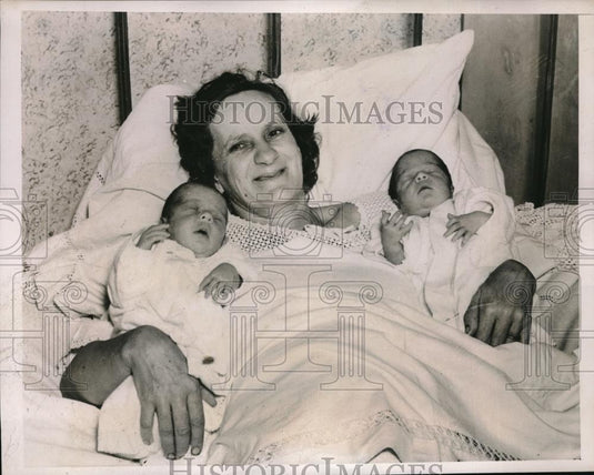1938 Press Photo Mrs. Tharp With Twins Lavonne & Yvonne In Minnesota - Historic Images