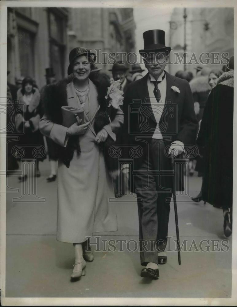 1931 Press Photo Mr and Mrs Frank Henderson strolling Park Ave in Easter finery - Historic Images