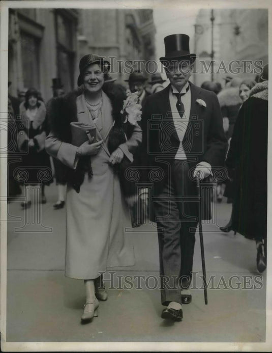 1931 Press Photo Mr and Mrs Frank Henderson strolling Park Ave in Easter finery - Historic Images