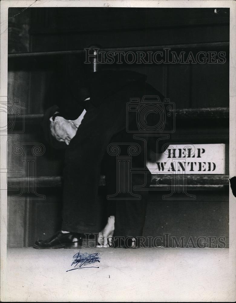 1944 Press Photo &quot;Help Wanted&quot; Sign at Hotel Hollanden - Historic Images