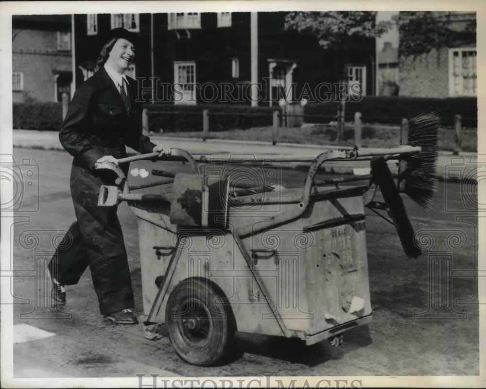 1941 Press Photo Mrs. C. Miles of Mill Hill In London Works As Street Sweeper - Historic Images