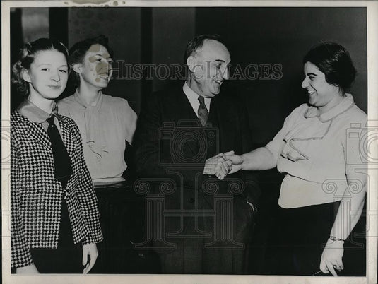 1937 Press Photo Roderick "Bobby" Wallace, chief scout, Marian Smith. F. Levym - Historic Images