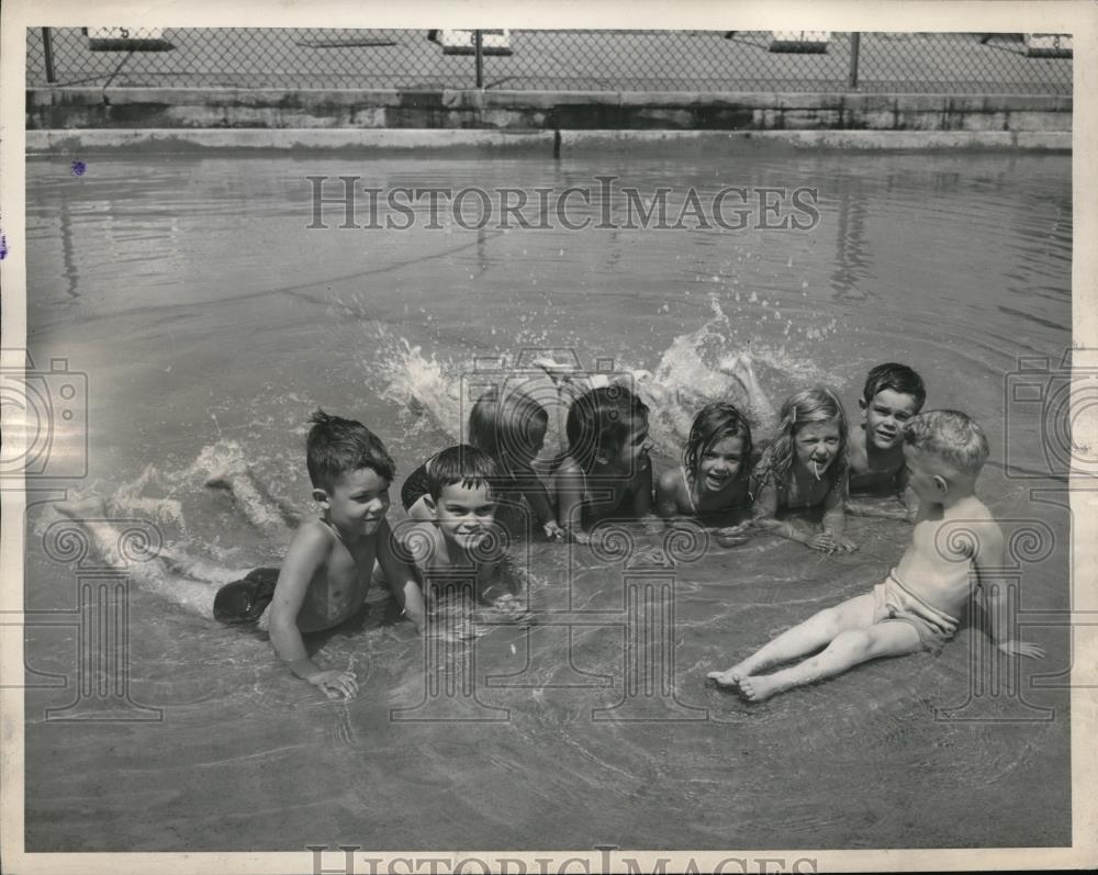 1945 Press Photo Children at municipal pool in Cuyahoga Falls, Ohio - Historic Images