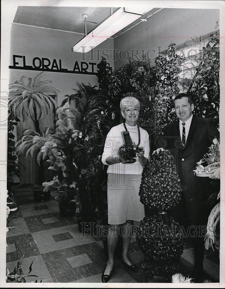 1967 Press Photo Mrs. Muriel Heinrich and Elliott Mecklerat floral show - Historic Images