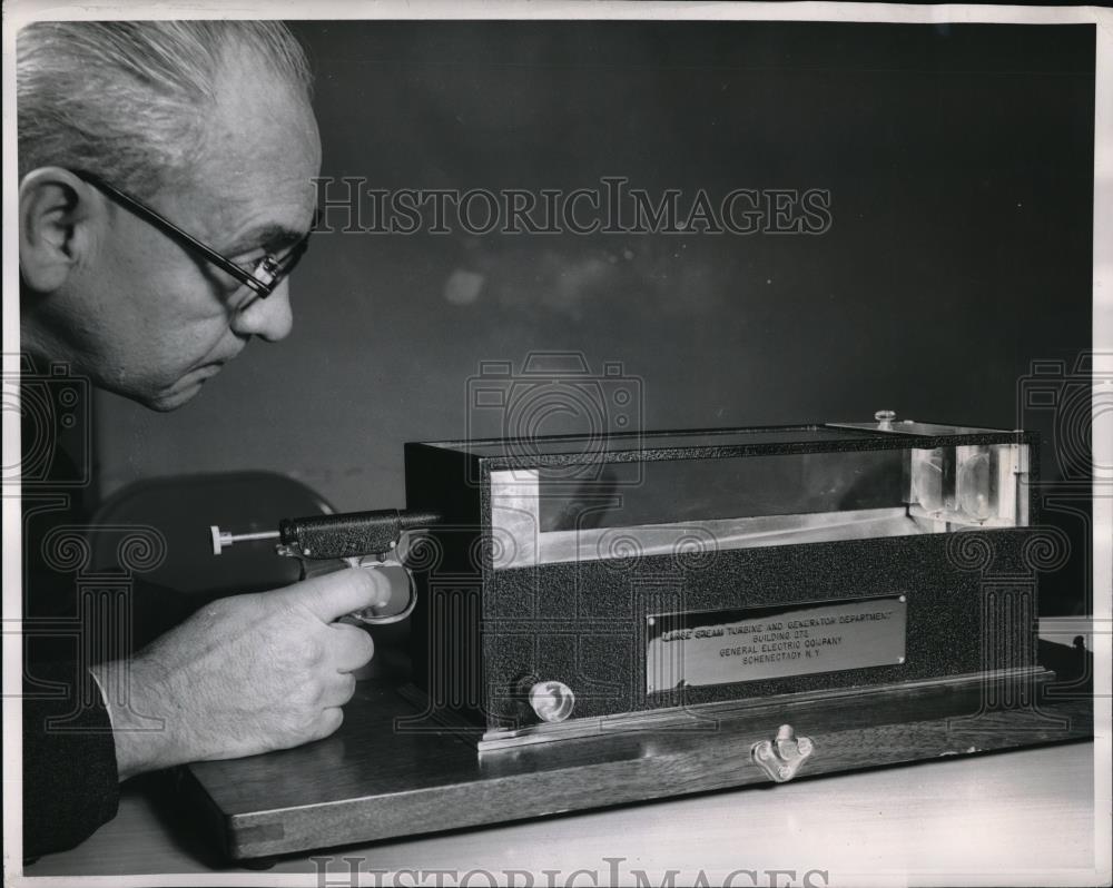 1952 Press Photo Charles Harper Safety Supervisor General Electric&#39;s Steam Turbi - Historic Images