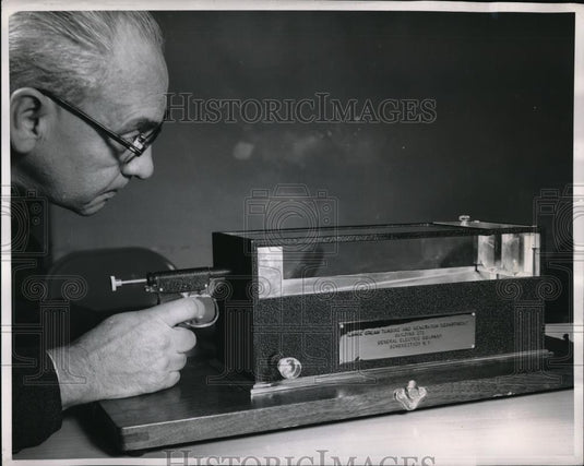 1952 Press Photo Charles Harper Safety Supervisor General Electric's Steam Turbi - Historic Images