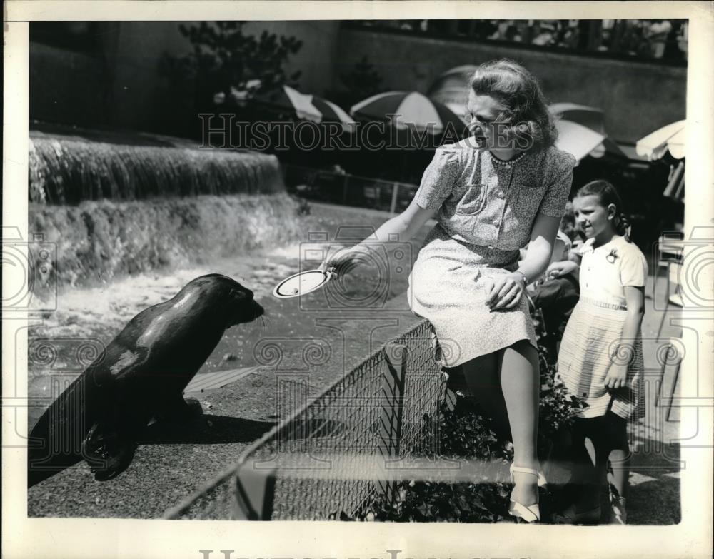 1941 Press Photo Miss Mary Lou Bancker Feeds a Sea Lion at The Bronx Zoo - Historic Images