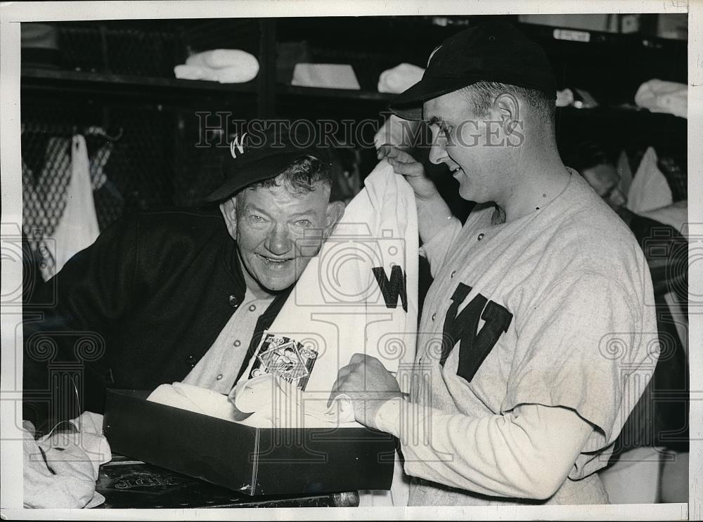 1939 Press Photo Nationals' coach Nick Altrock shows Dutch Leonard new uniforms - Historic Images
