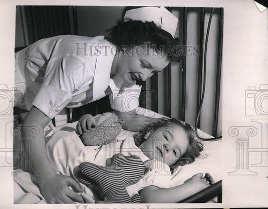 1945 Press Photo Nurse Arline Schalbly and Linda Soby - Historic Images