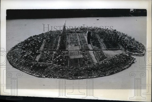 1942 Press Photo Bombed crater by Nazi's in Westminster Abby now with crops - Historic Images