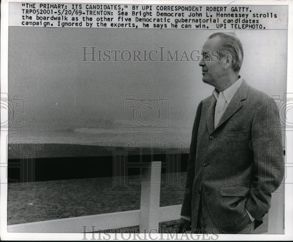 1969 Press Photo Democrat John L.Hennessey stroll the boardwalk in Trenton. - Historic Images