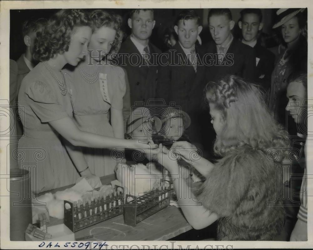 1940 Press Photo Twins Betty Sue &amp; Mary Louise Garner at 2nd Annual Twin Convent - Historic Images