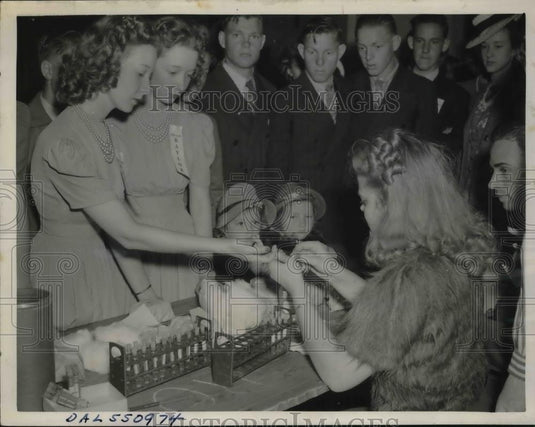 1940 Press Photo Twins Betty Sue & Mary Louise Garner at 2nd Annual Twin Convent - Historic Images