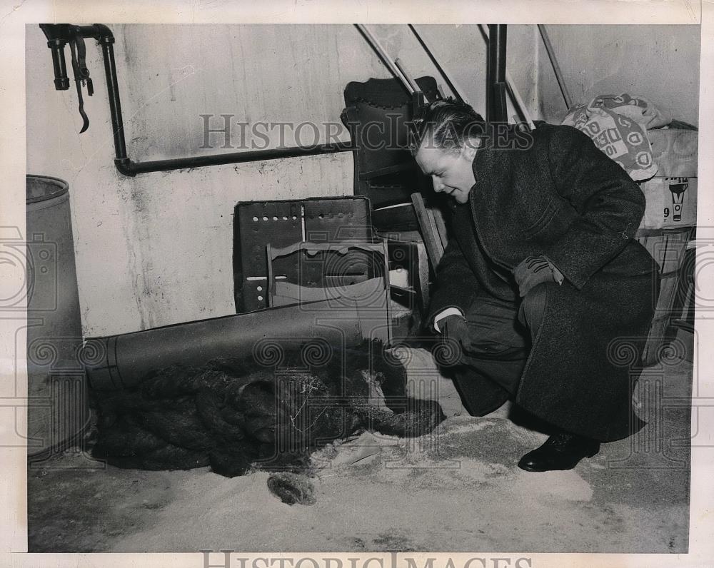 1945 Press Photo Cliffside Park, N.J. reporter at scene of a murder - Historic Images