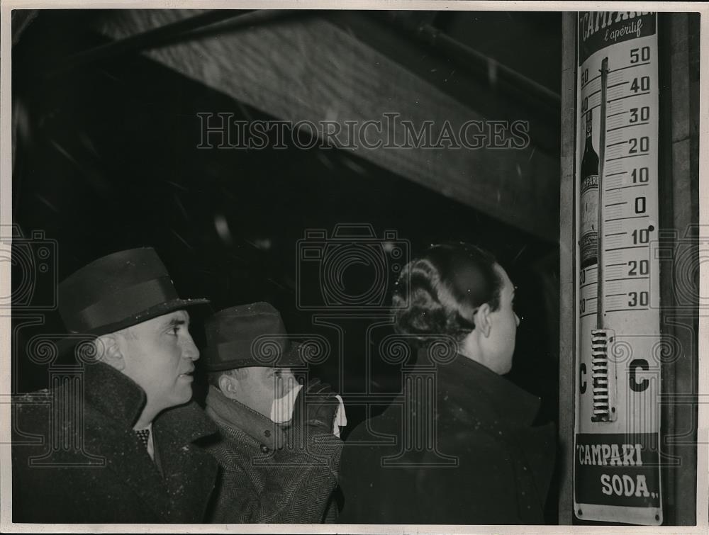 1938 Press Photo Paris residents bundled up to to cold weather - Historic Images