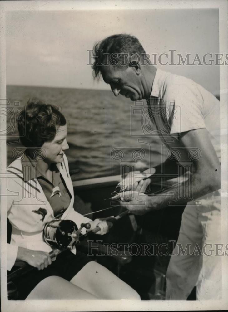 1938 Press Photo Captain Bill DeWaal and Chloe Travis Prepare Rod for Sailfish - Historic Images