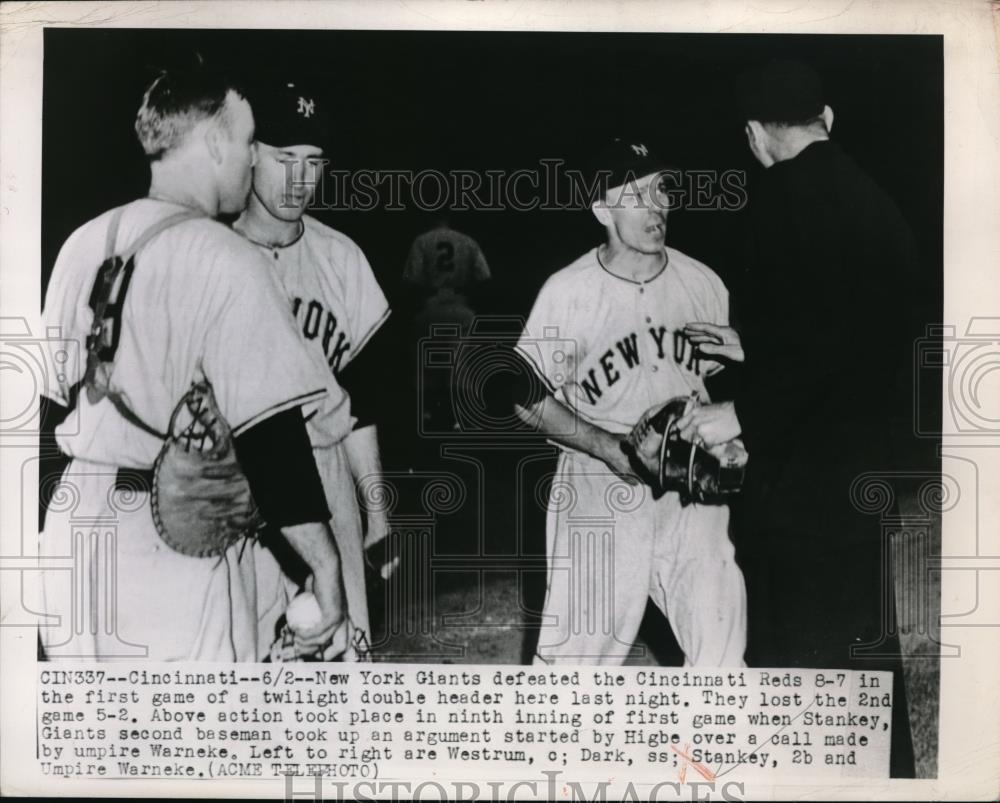 1950 Press Photo Giants Players Westrum Dark &amp; Stankey Argue Call - Historic Images