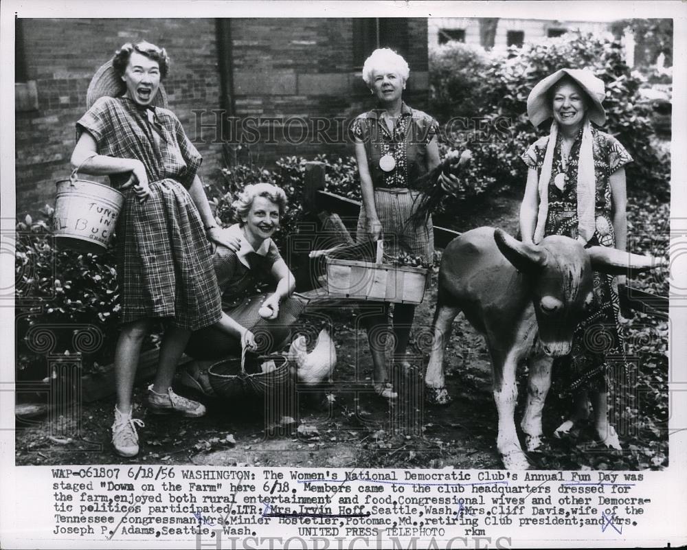 1956 Press Photo Women&#39;s National Democratic Club Annual Fun Day dressed rural - Historic Images