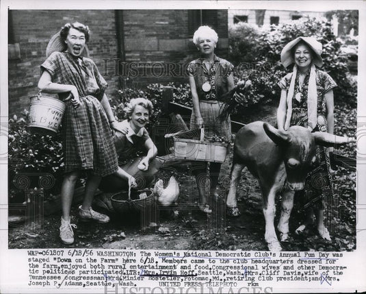 1956 Press Photo Women's National Democratic Club Annual Fun Day dressed rural - Historic Images
