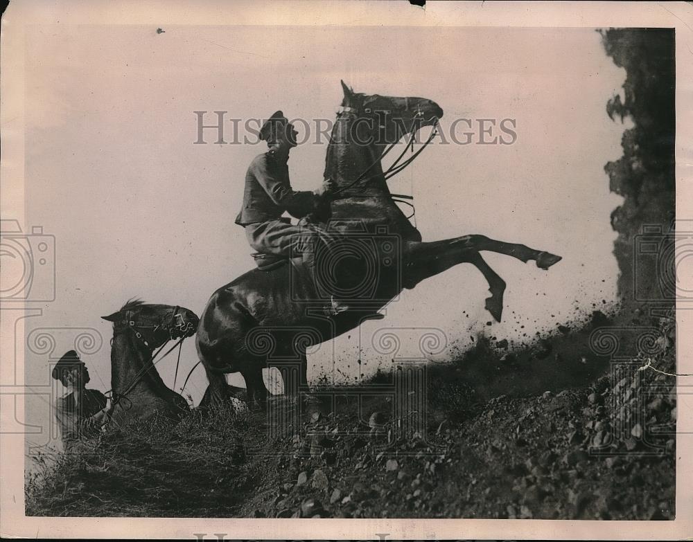 1922 Press Photo Daring Riding by Bulgarian Army at Royal Bulgarian Horse Show - Historic Images