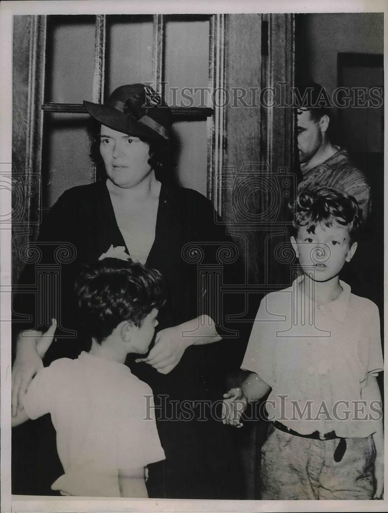 1936 Press Photo Mrs Harry Browe and Sons Edward and Charles Talk with Police - Historic Images