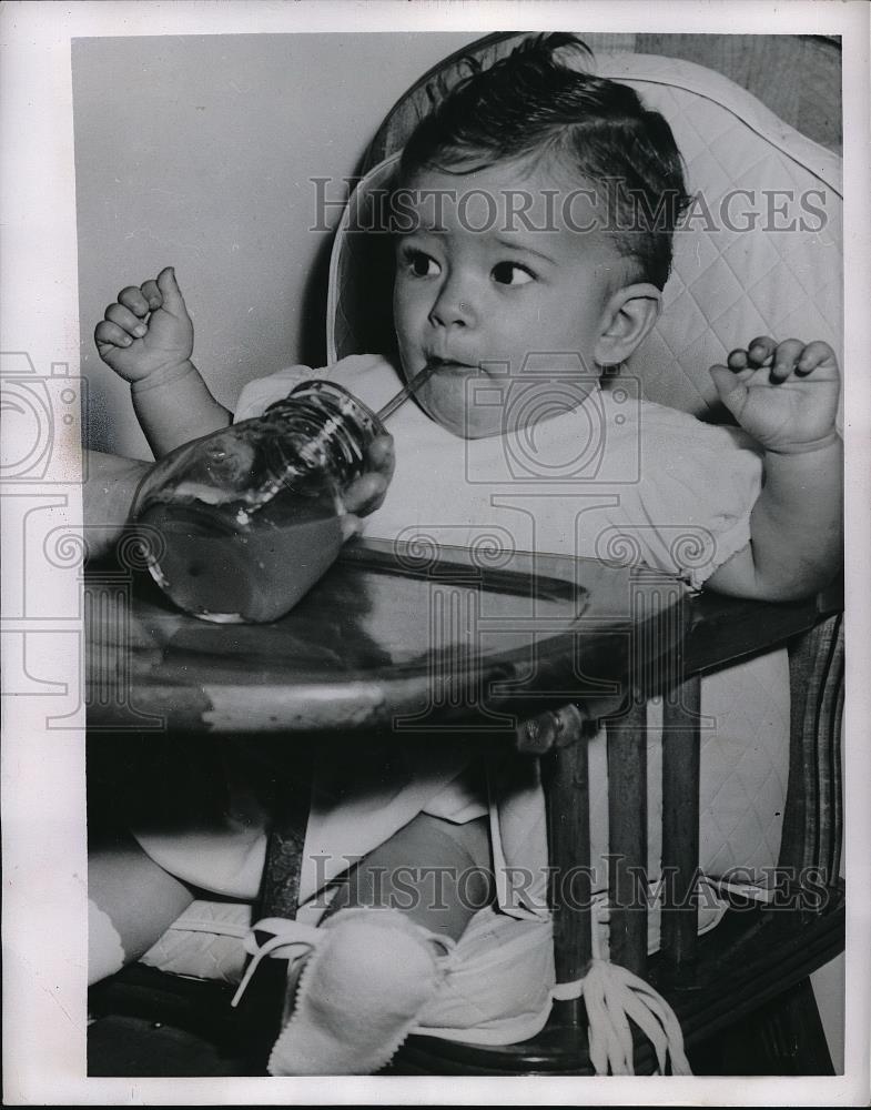 1954 Press Photo Maryanne Perry of Rochester take a liquid from a straw. - Historic Images