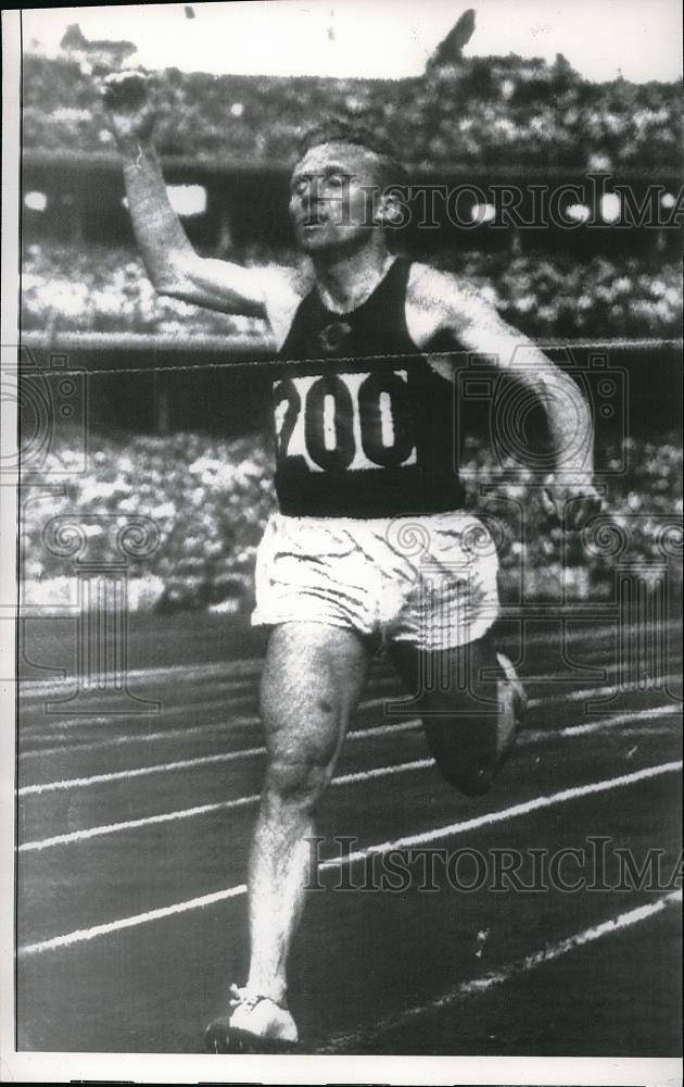 1955 Press Photo Russia&#39;s Vladimir Huts Wins Olympics track - Historic Images