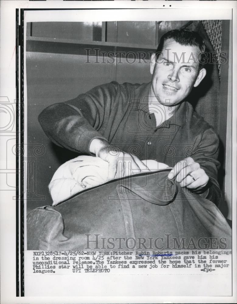 1962 Press Photo New York Yankees Pitcher Robin Roberts Packing Belongings - Historic Images