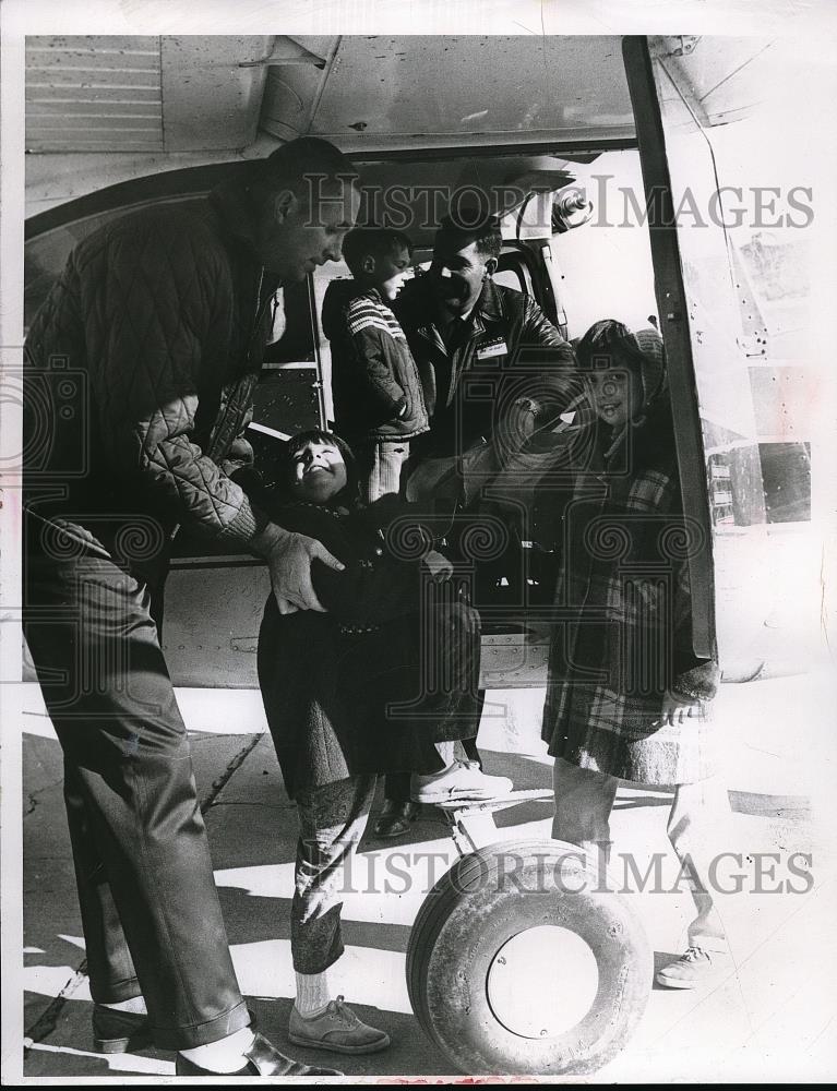 1967 Press Photo William Hagy with Joan and Laurie Hagy leaving plane - Historic Images