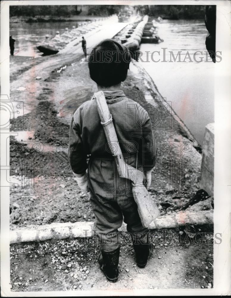 1968 Press Photo Boy Standing Guard as he Watches Construction - Historic Images