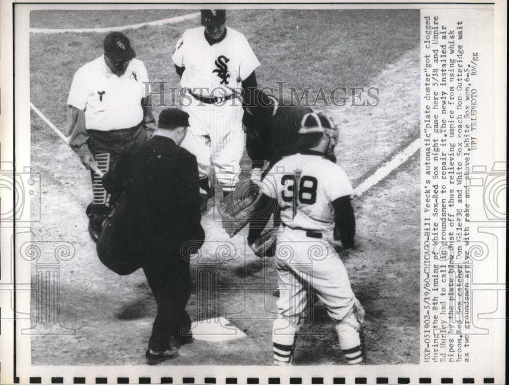 1960 Press Photo Red Sox Don Gile And Coach Don Gutteridge Wait For Clean Base - Historic Images