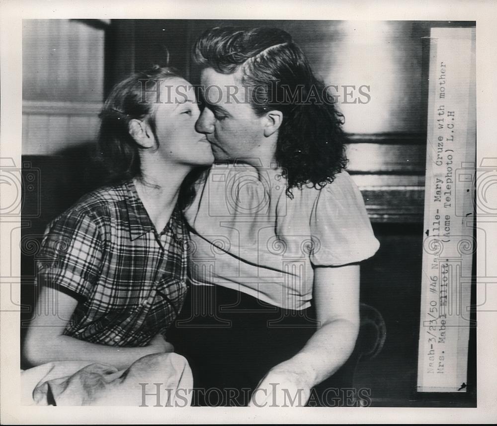 1950 Press Photo Mary Cruze with mother Mrs. Mabel Elliott - Historic Images