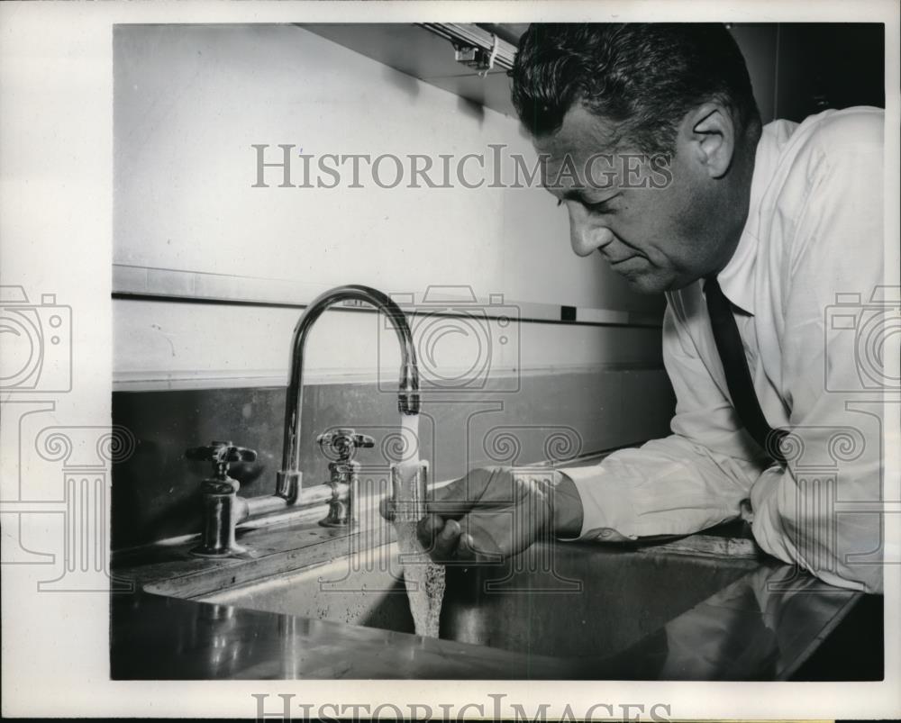 1962 Press Photo Robert F. Draper President Of Schick Incorporated Holding Razor - Historic Images