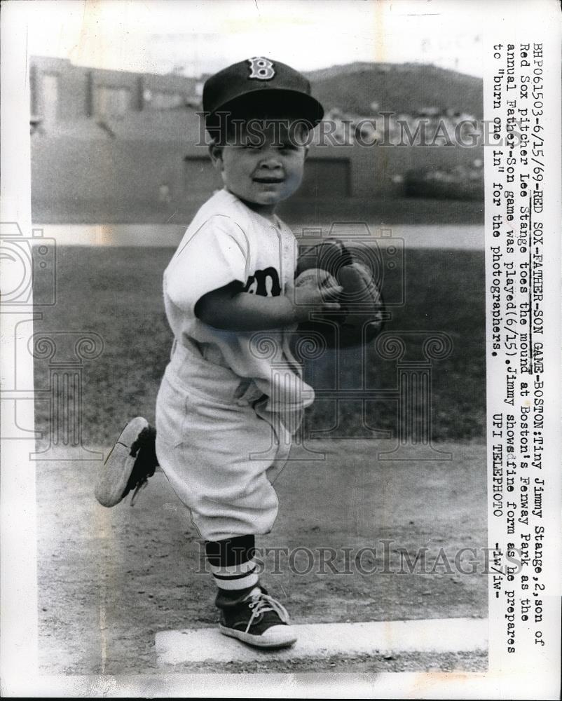 1969 Press Photo Red Sox father son game, young Jimmy Stange age 2 - Historic Images