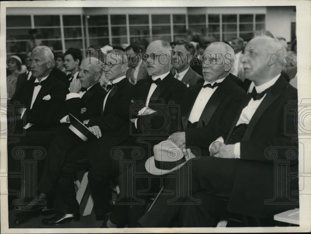 1933 Press Photo Scientist gathered at Century Progress world fair in Chicago - Historic Images