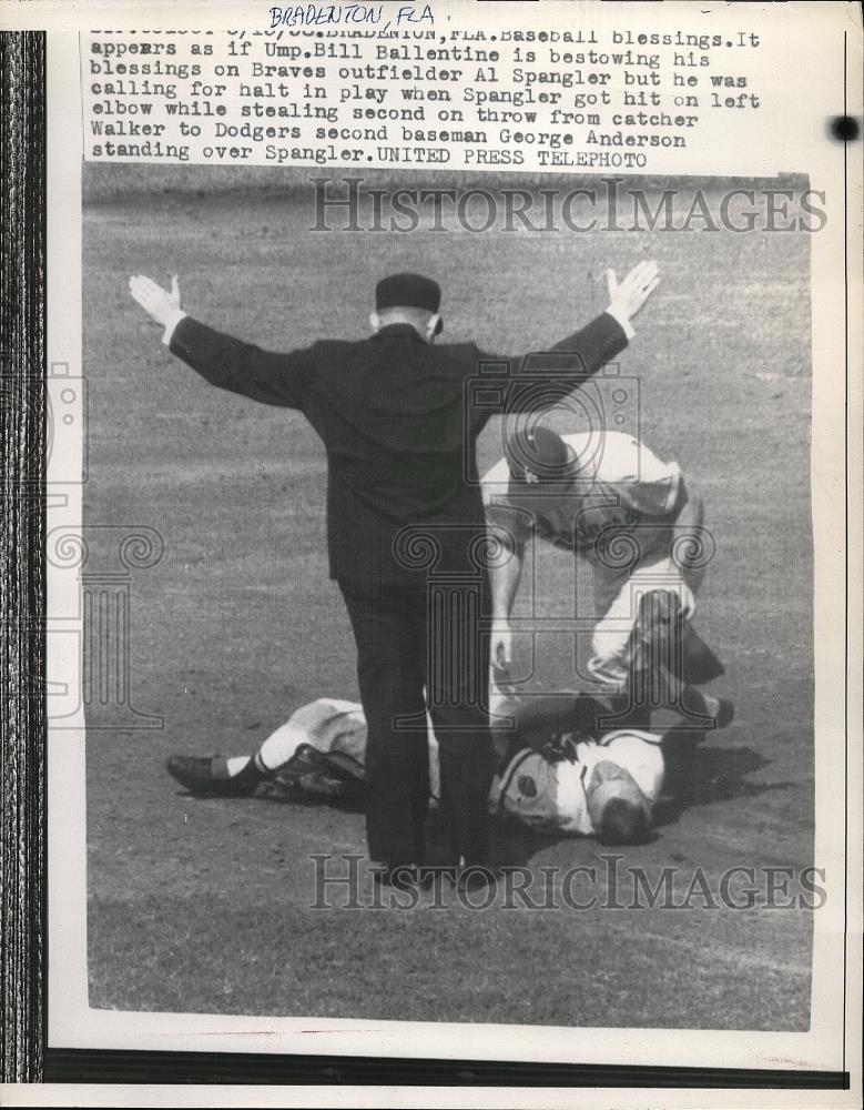 1958 Press Photo Umpire Bill Ballentine Appears To Bless Braves Outfielder - Historic Images